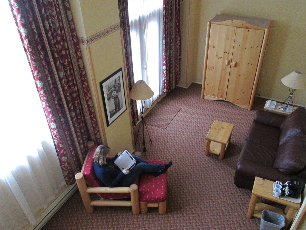 Brewster Mountain Lodge Banff Room photo